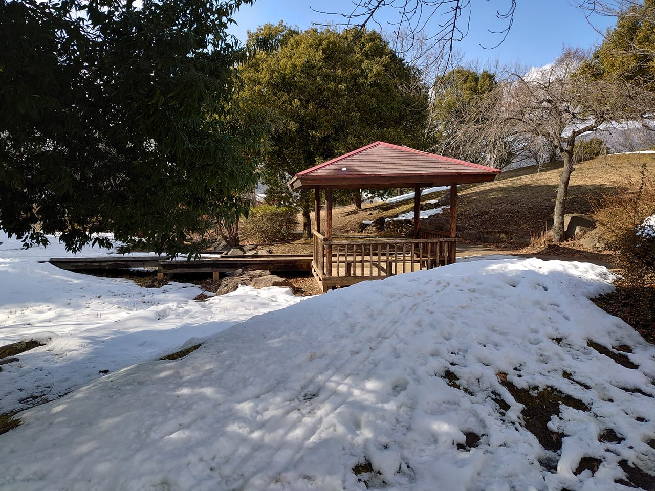 氷鉋公園遊歩道と四阿