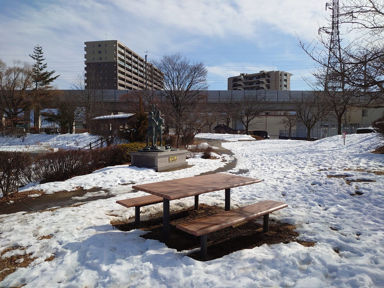 辰巳公園のベンチ