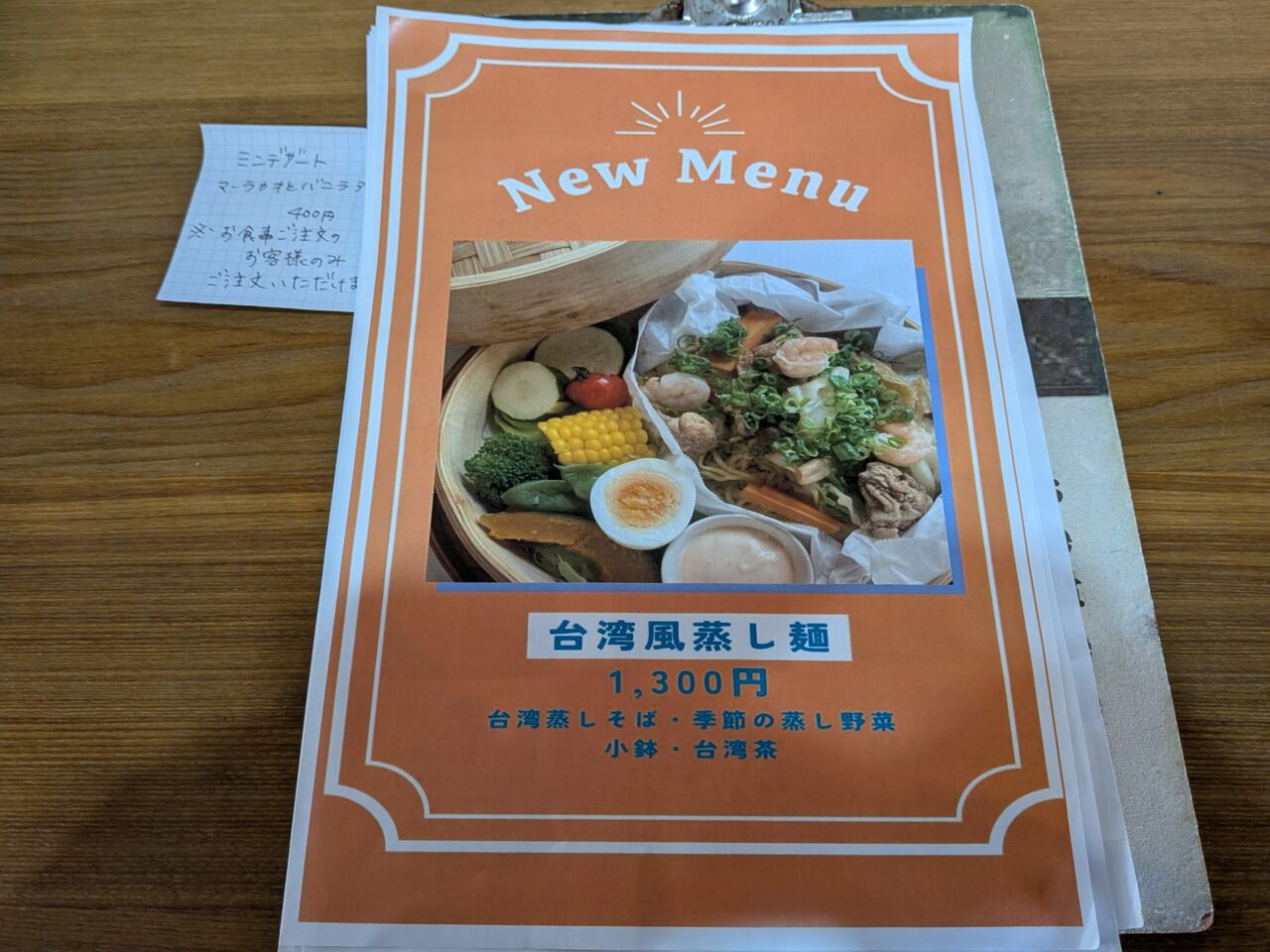 まるで隠れ家のような落ち着いた雰囲気。女性の店主さんが一人で切り盛りされており、その温かい雰囲気もまた魅力の一つです。